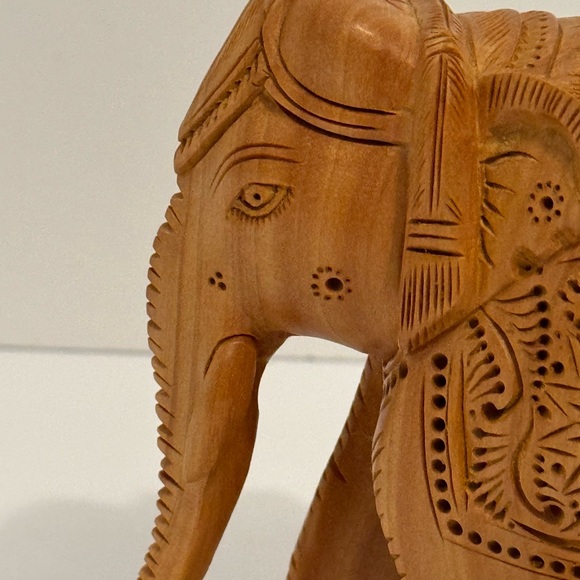 Engraved Brown Teak Wood Elephant Statue Hand Carved 4” Trunk Down With Tusk - Picture 4 of 9